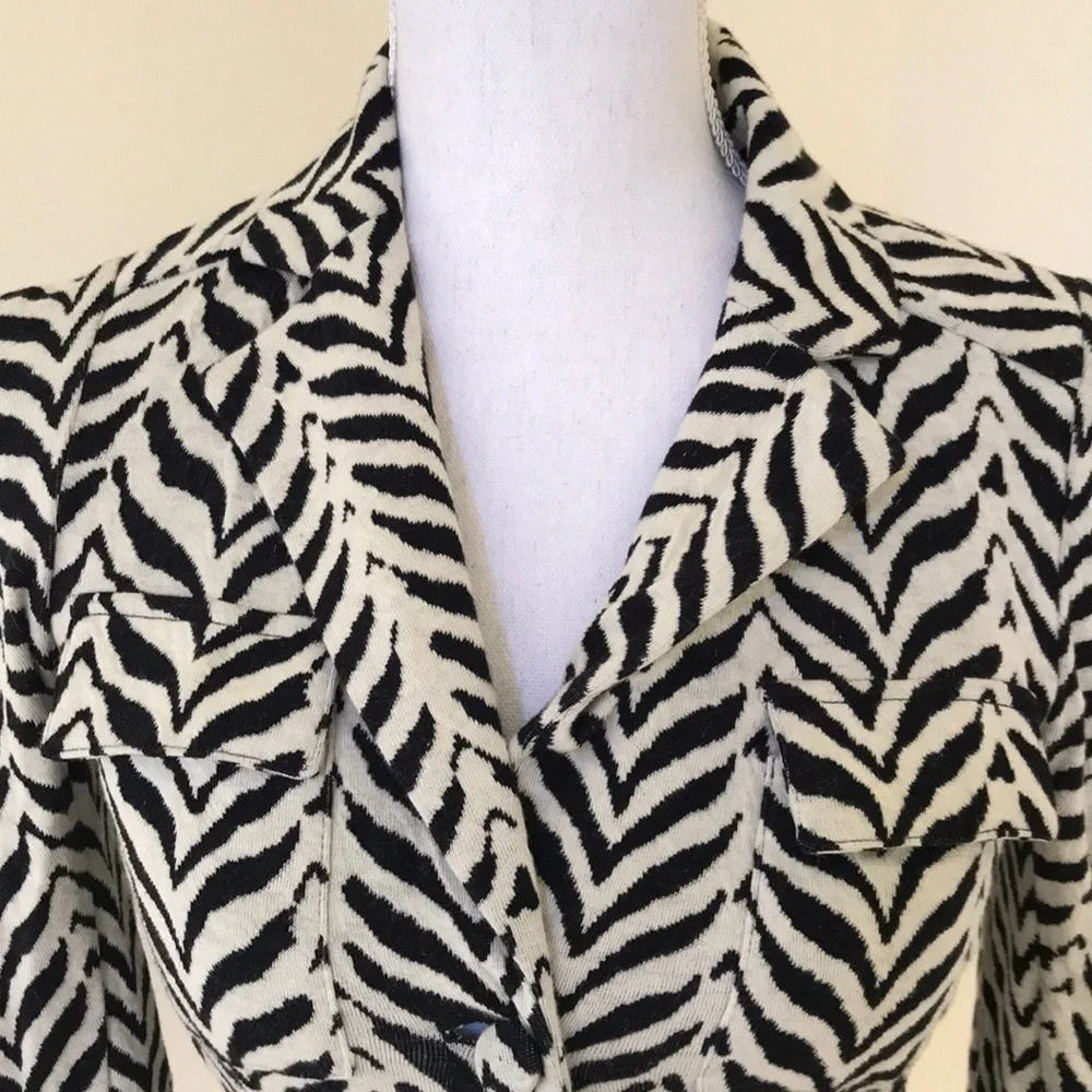 DVF size 2, black combo blazer with pockets